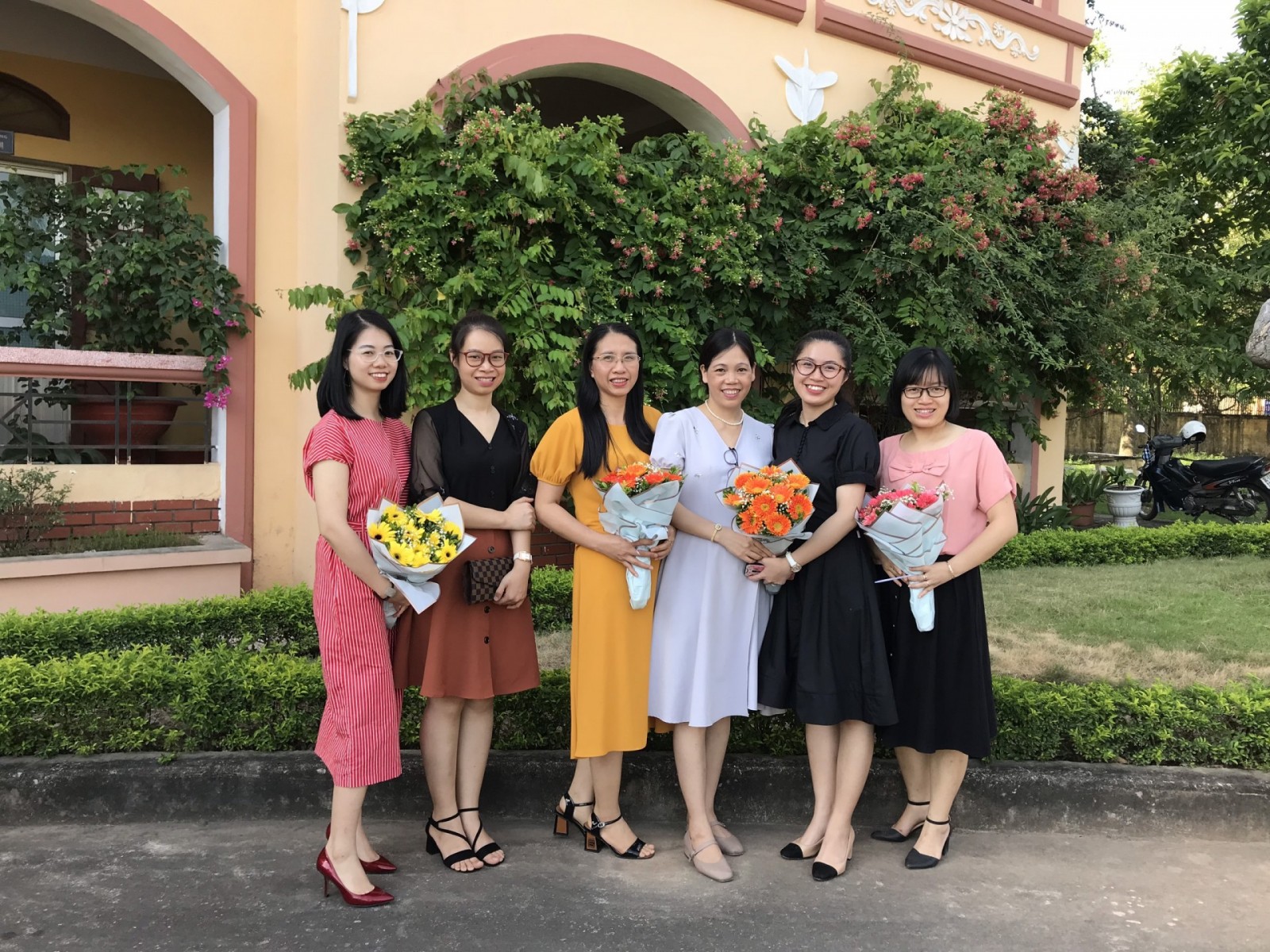 Các cô giáo hân hoan chụp ảnh lưu niệm